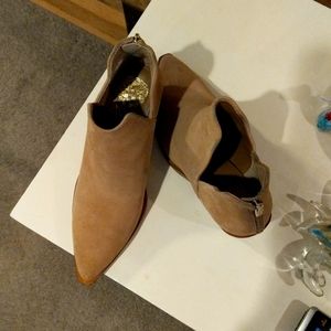 Vince Camuto size 8 suede booty